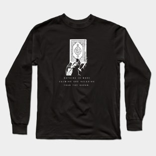 Nothing is more calming and relaxing than the quran. ( white writting ) Long Sleeve T-Shirt